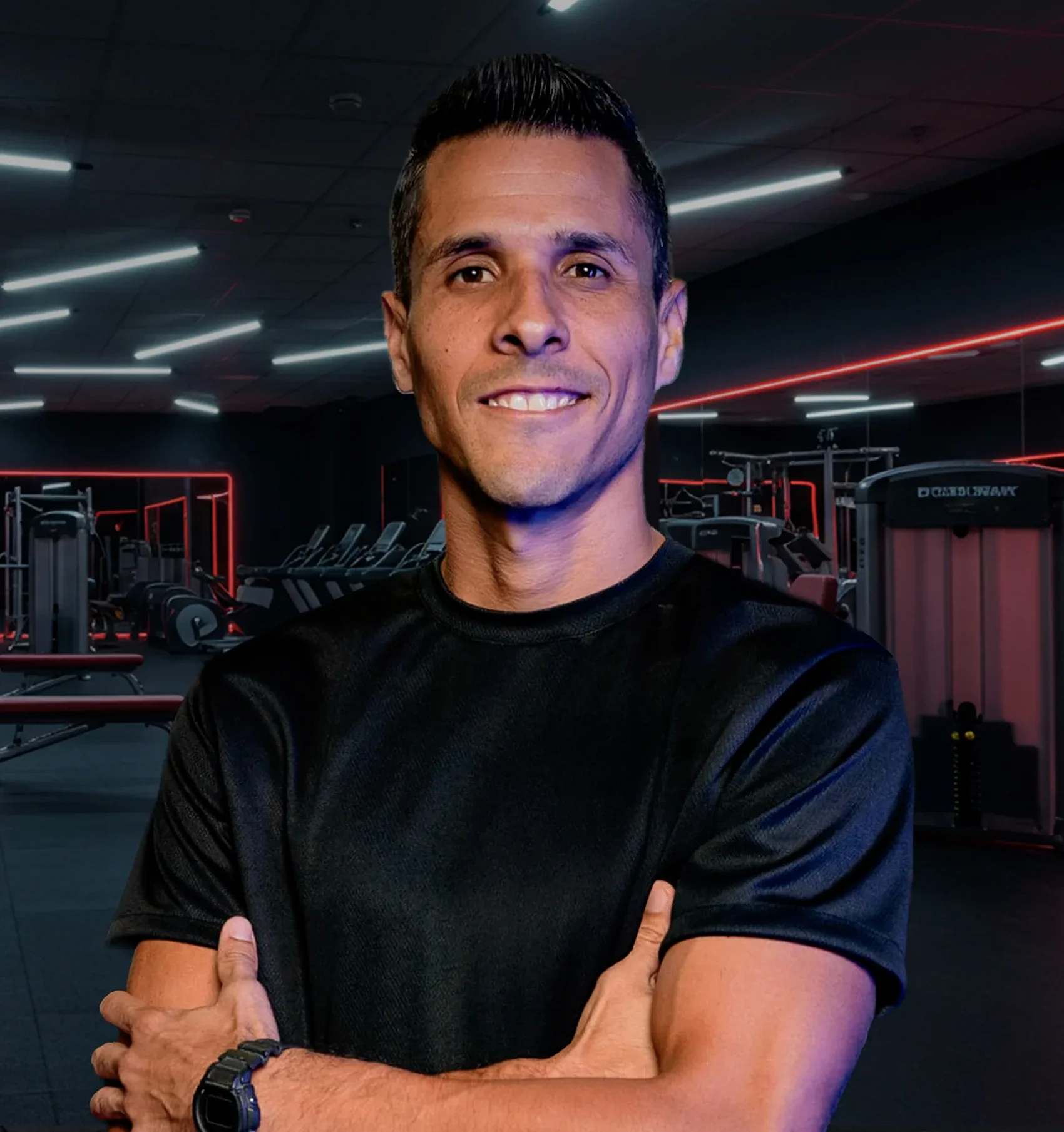 Entrenador posando en un espacuio de un gimnasio premium